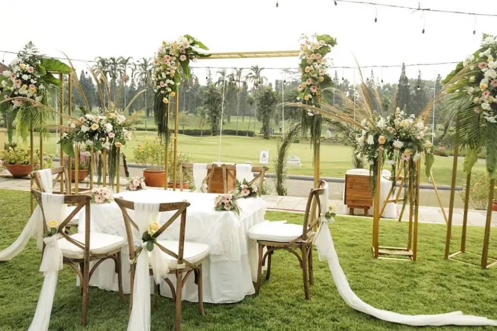 Golf Themed Wedding Ideas & Inspiration floral gold and white decoration and table seatting.