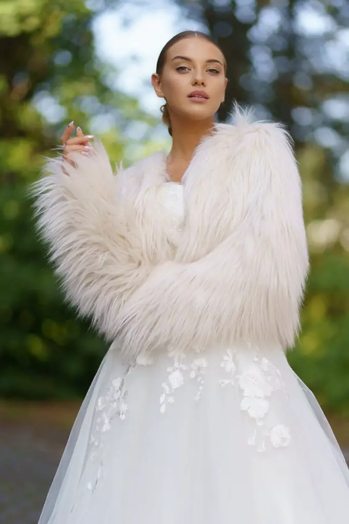 10 Stunning Bridal Faux Fur Wrap For The Winter Bride Wedding Ideas 6036