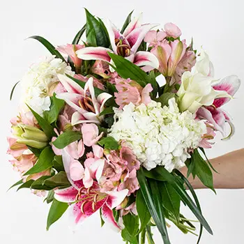 Best Seasonal Flowers for July Wedding Bouquet - pink Lilies